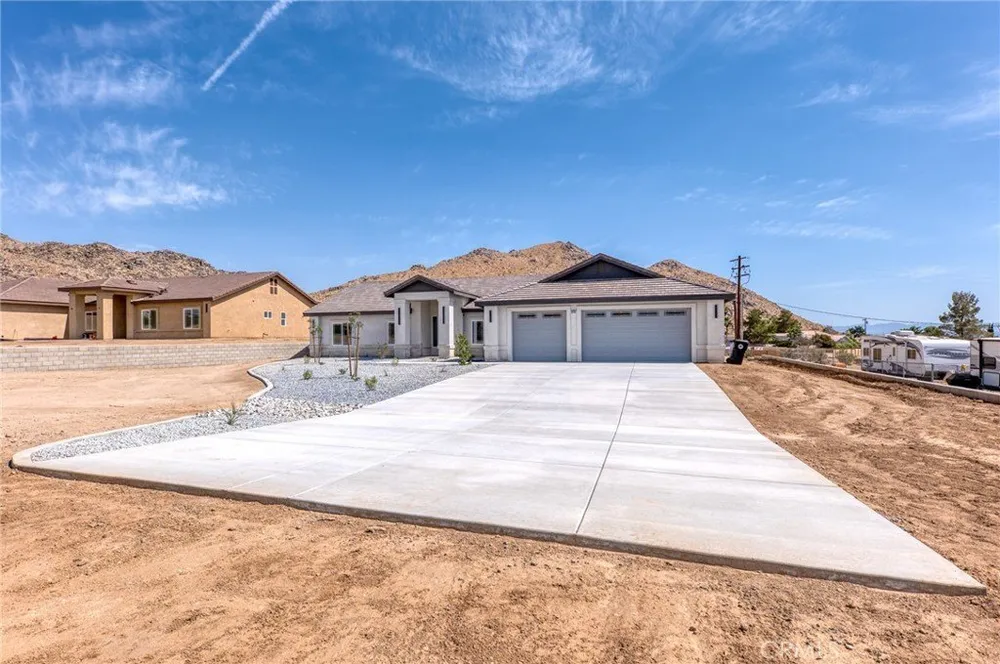 19707 Roanoke Rd, Apple Valley, CA 92307