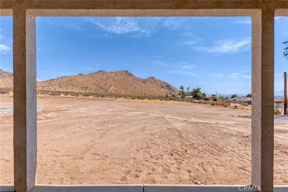 19707 Roanoke Rd, Apple Valley, CA 92307