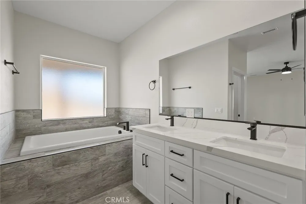 19707 Roanoke Rd, Apple Valley, CA 92307