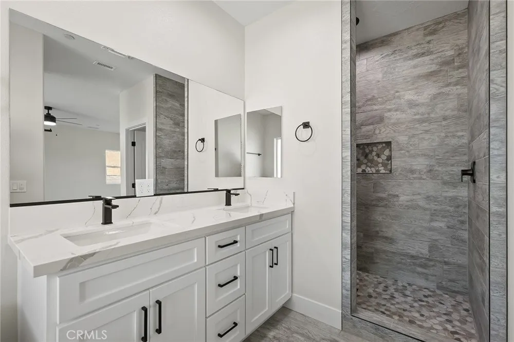 19707 Roanoke Rd, Apple Valley, CA 92307