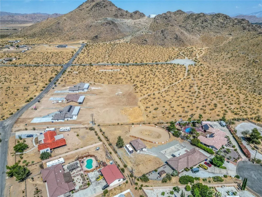 19707 Roanoke Rd, Apple Valley, CA 92307