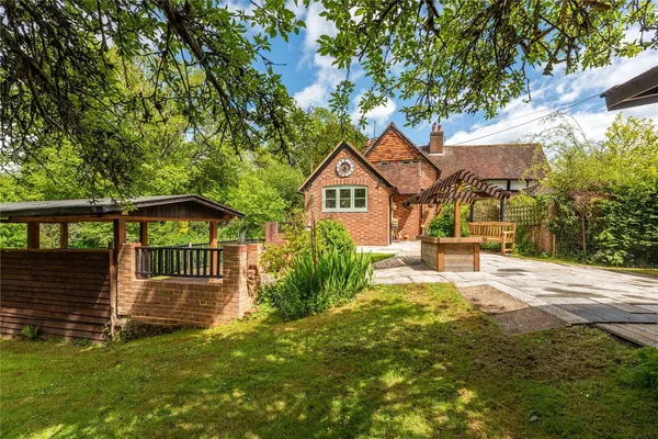 The Green, Ockley, RH5 photo 1