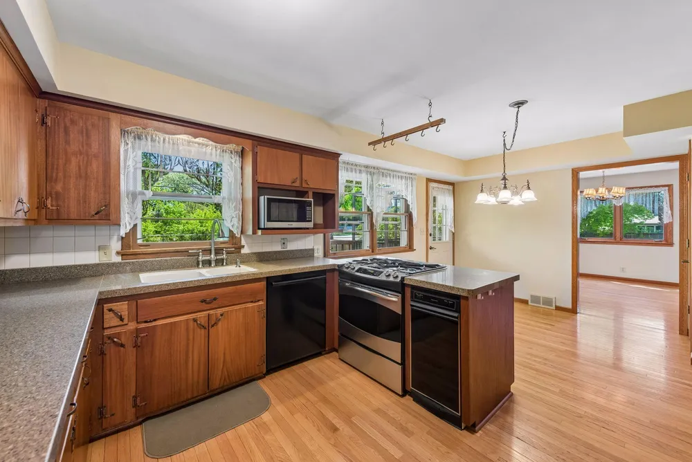 6717 Southdale Rd, Edina, MN 55435