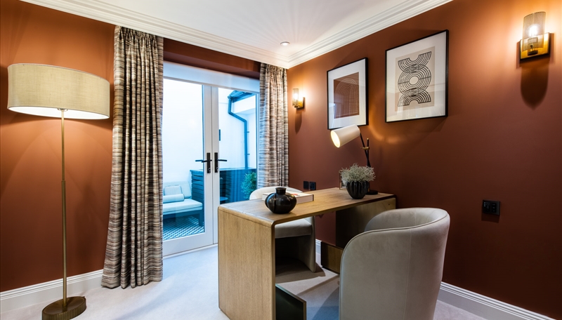 Ground Floor Three Bedroom Apartment To Let - Kensington, W8 Image 4