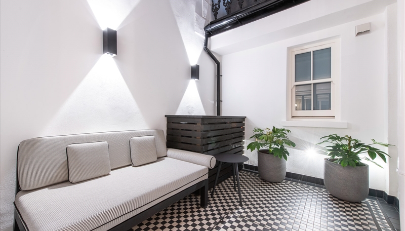 Ground Floor Three Bedroom Apartment To Let - Kensington, W8 Image 5