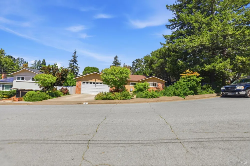 3 Tilden Dr, Novato, CA 94947