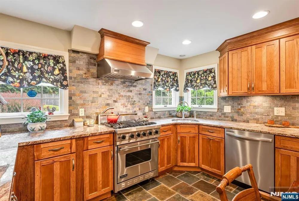 37 Van Dyke Dr, Ho Ho Kus, NJ 07423