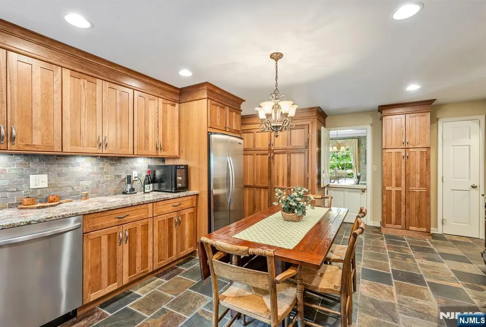 37 Van Dyke Dr, Ho Ho Kus, NJ 07423