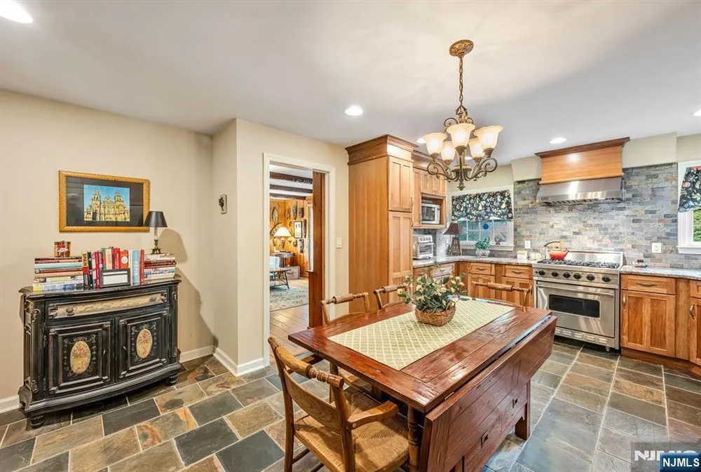 37 Van Dyke Dr, Ho Ho Kus, NJ 07423