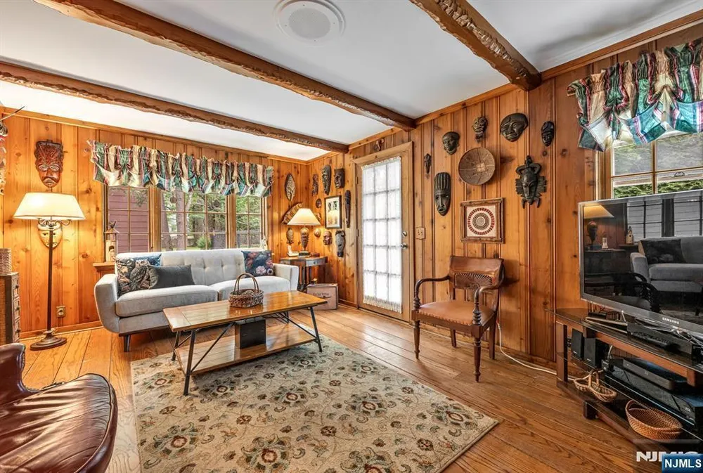 37 Van Dyke Dr, Ho Ho Kus, NJ 07423