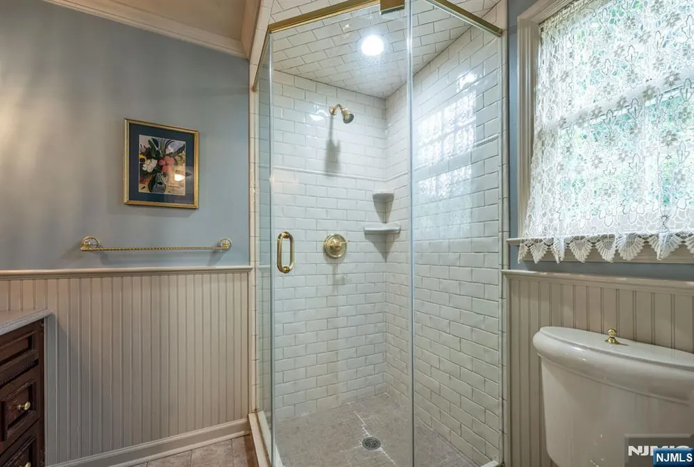 37 Van Dyke Dr, Ho Ho Kus, NJ 07423