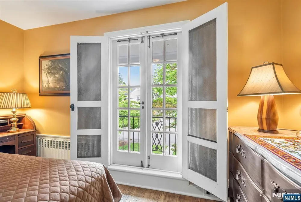 37 Van Dyke Dr, Ho Ho Kus, NJ 07423