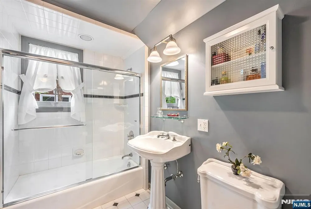 37 Van Dyke Dr, Ho Ho Kus, NJ 07423