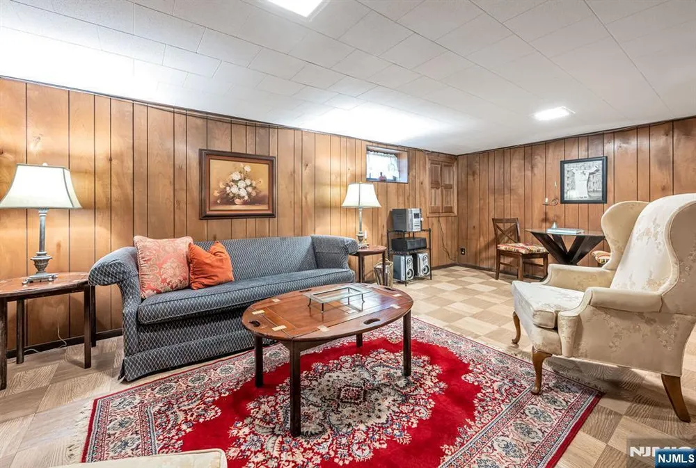 37 Van Dyke Dr, Ho Ho Kus, NJ 07423