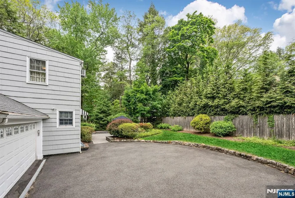 37 Van Dyke Dr, Ho Ho Kus, NJ 07423