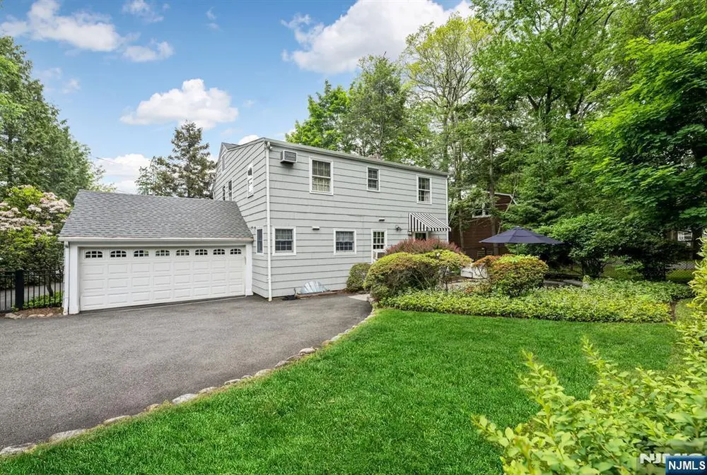 37 Van Dyke Dr, Ho Ho Kus, NJ 07423