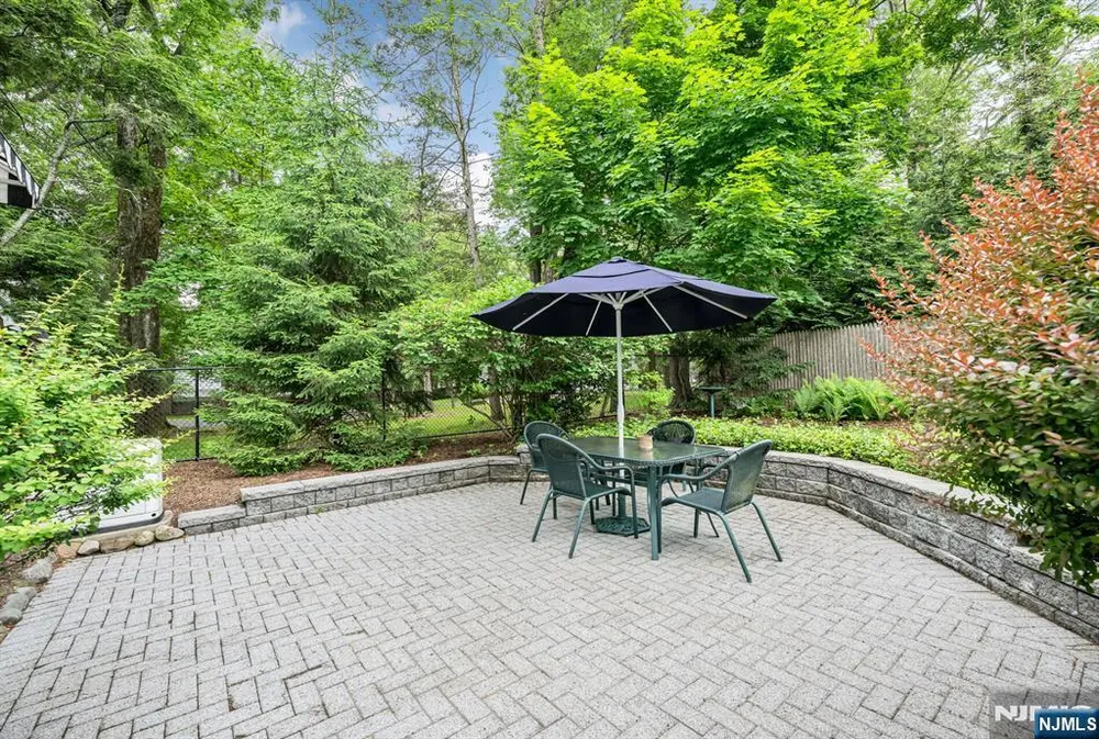 37 Van Dyke Dr, Ho Ho Kus, NJ 07423