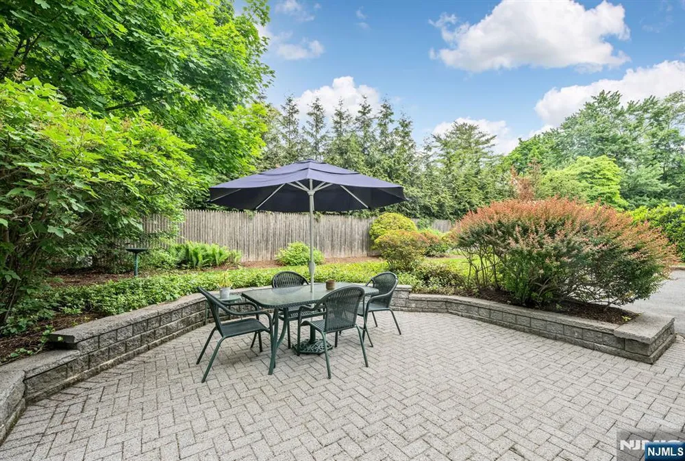 37 Van Dyke Dr, Ho Ho Kus, NJ 07423