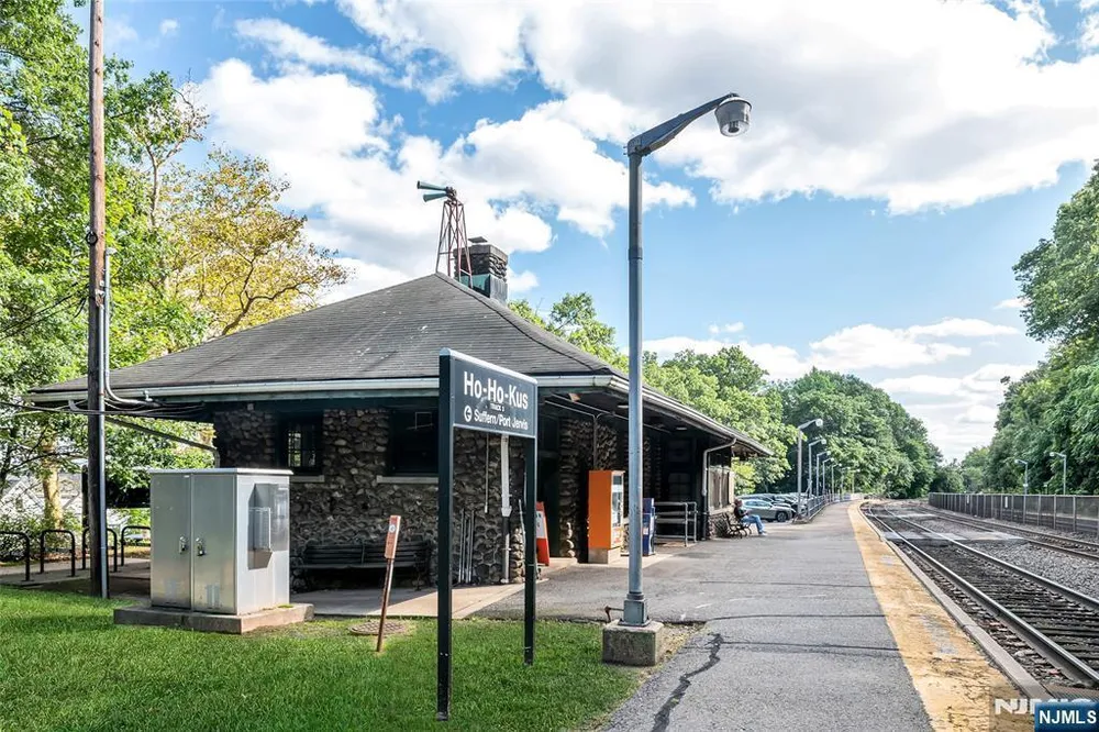 37 Van Dyke Dr, Ho Ho Kus, NJ 07423