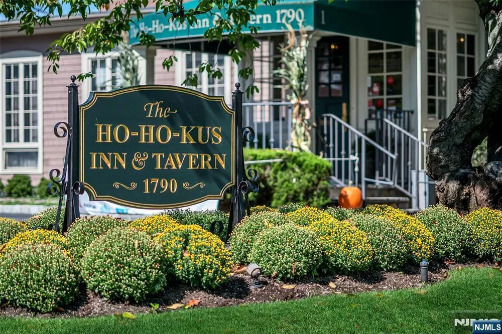 37 Van Dyke Dr, Ho Ho Kus, NJ 07423