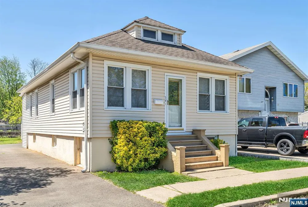 54 Gall Ave, Elmwood Park, NJ 07407
