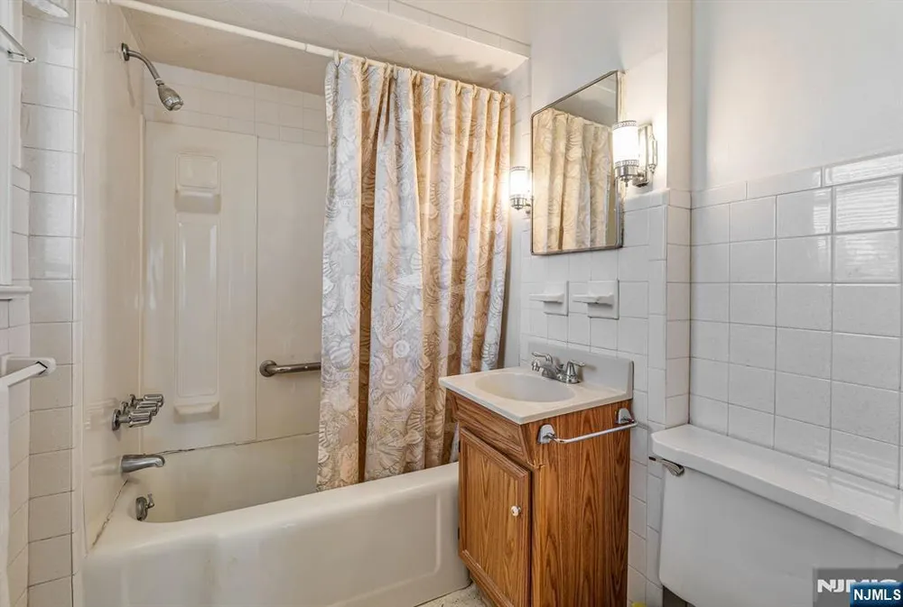 54 Gall Ave, Elmwood Park, NJ 07407