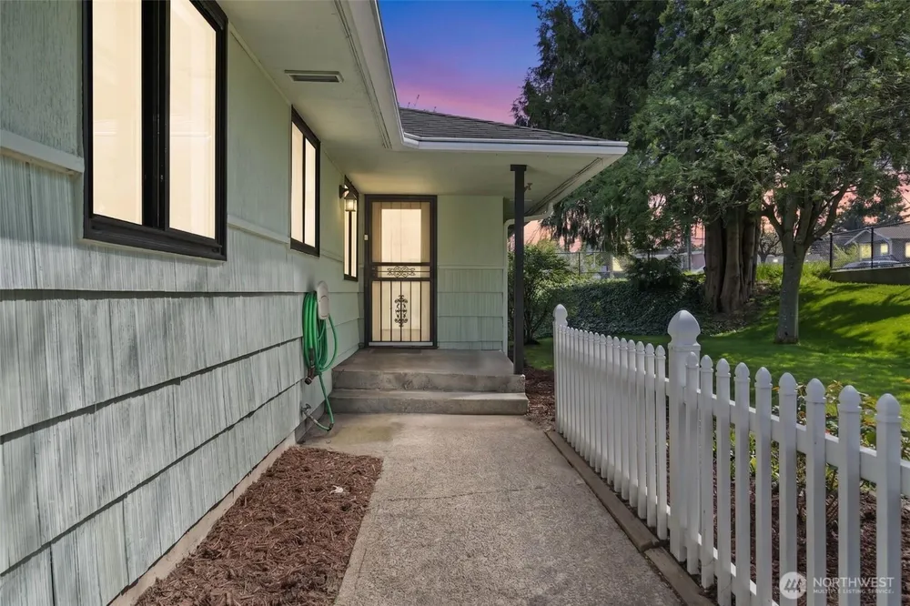 2426 S 142nd St, SeaTac, WA 98168