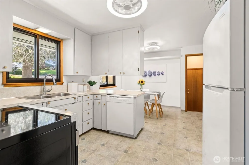 2426 S 142nd St, SeaTac, WA 98168