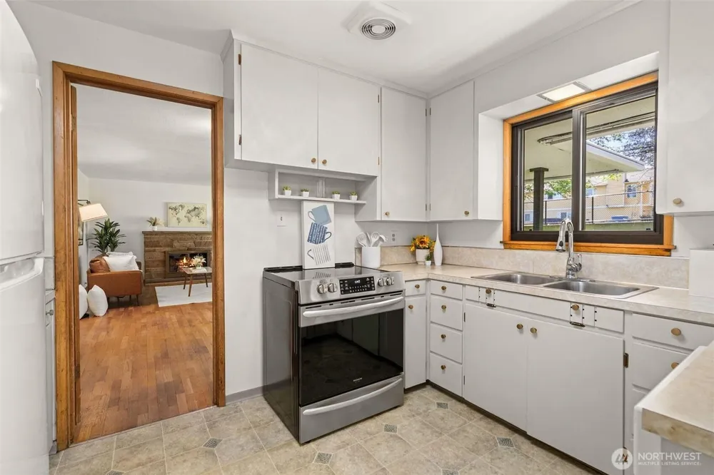 2426 S 142nd St, SeaTac, WA 98168