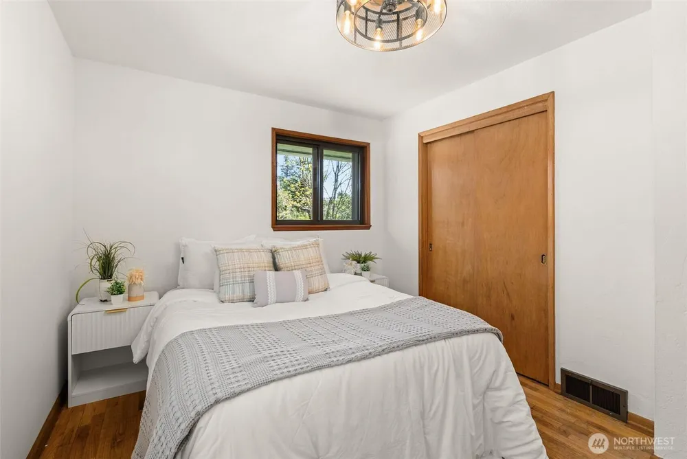 2426 S 142nd St, SeaTac, WA 98168