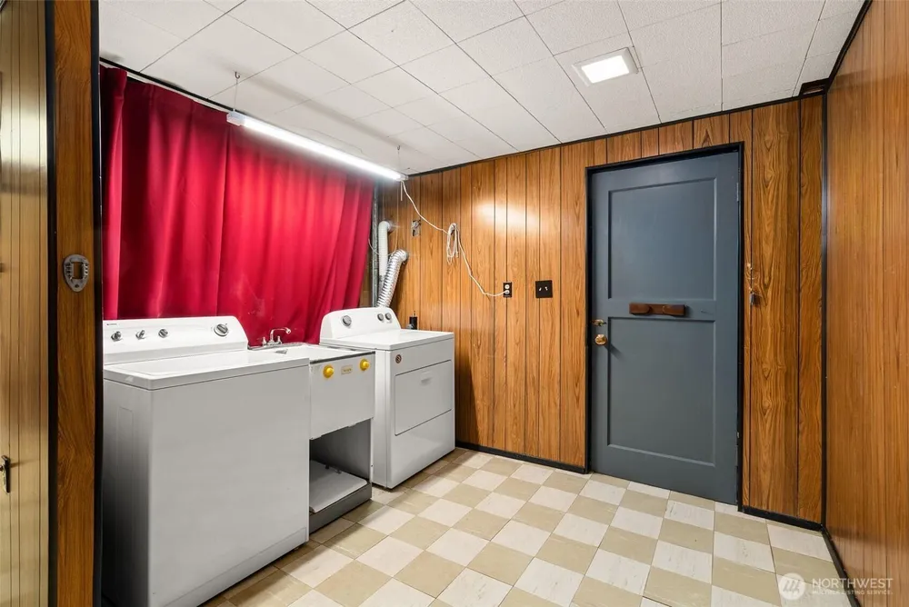 2426 S 142nd St, SeaTac, WA 98168