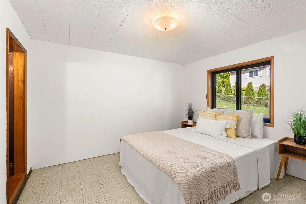 2426 S 142nd St, SeaTac, WA 98168