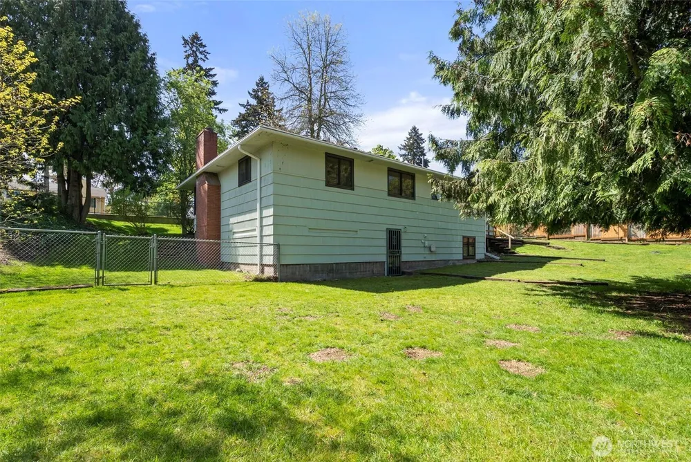 2426 S 142nd St, SeaTac, WA 98168
