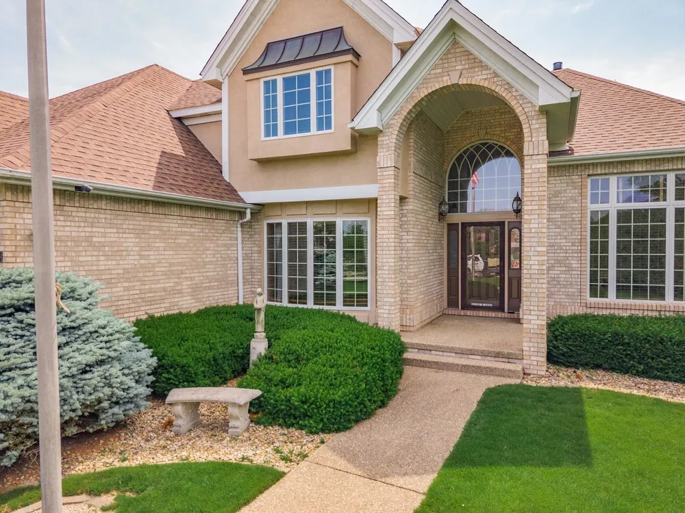 17 Smokey Ct, Bloomington, IL 61704