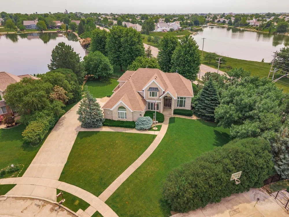 17 Smokey Ct, Bloomington, IL 61704
