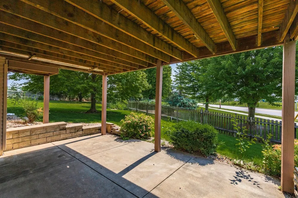 17 Smokey Ct, Bloomington, IL 61704