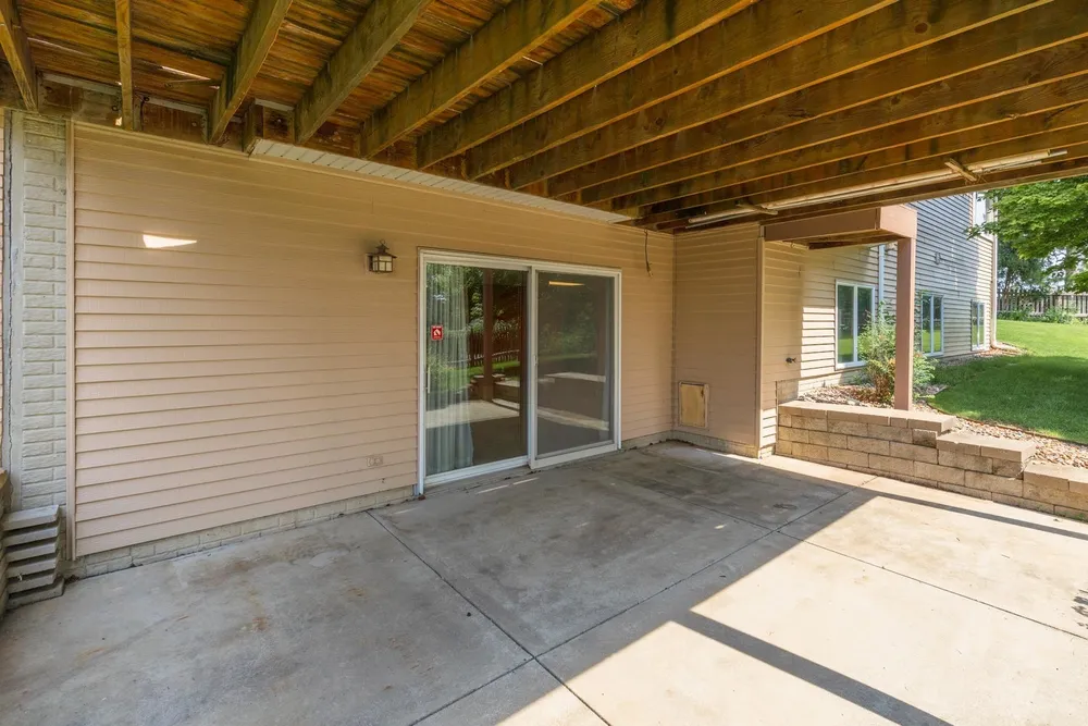 17 Smokey Ct, Bloomington, IL 61704