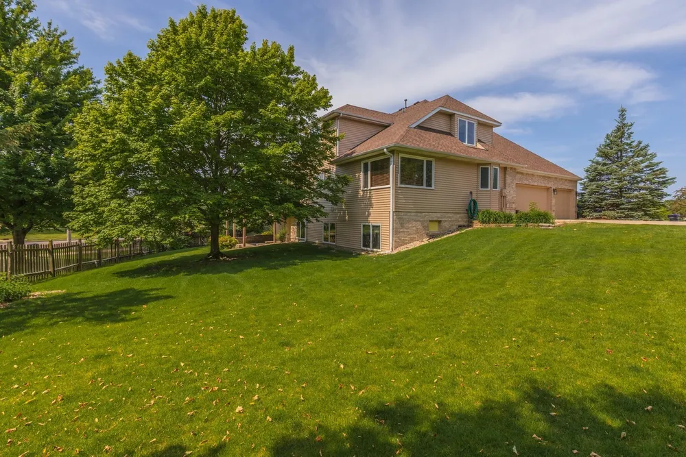 17 Smokey Ct, Bloomington, IL 61704