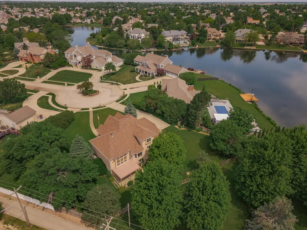 17 Smokey Ct, Bloomington, IL 61704