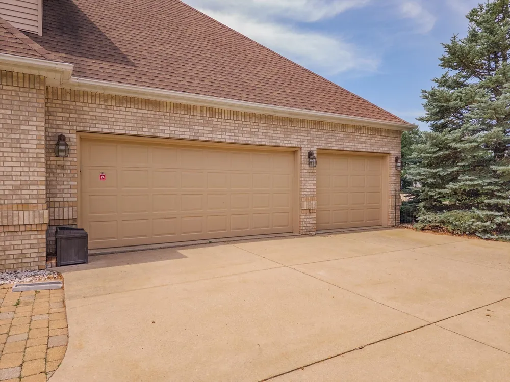 17 Smokey Ct, Bloomington, IL 61704