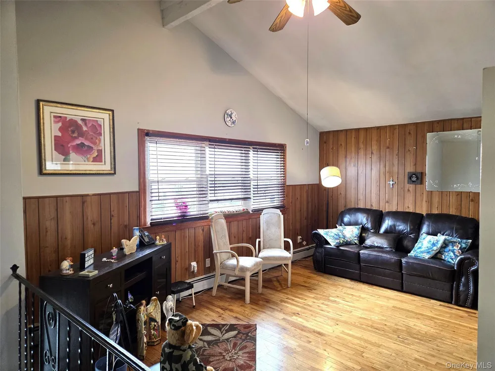 89 Woodycrest Dr, Farmingville, NY 11738