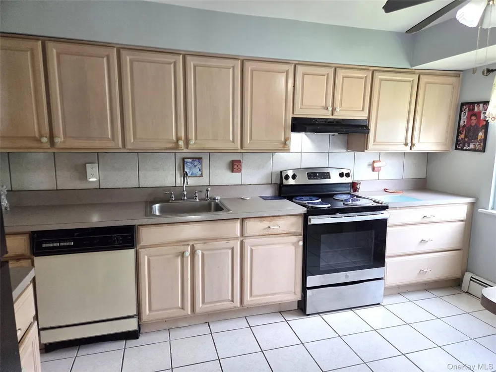 89 Woodycrest Dr, Farmingville, NY 11738