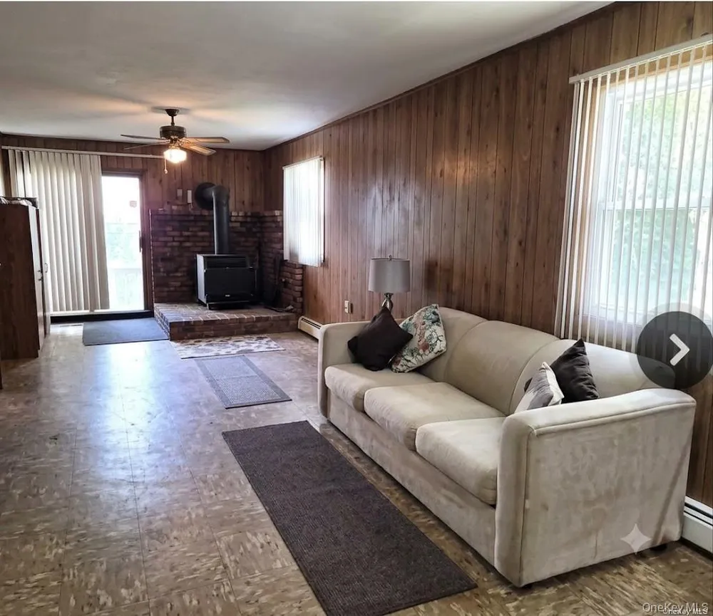 89 Woodycrest Dr, Farmingville, NY 11738
