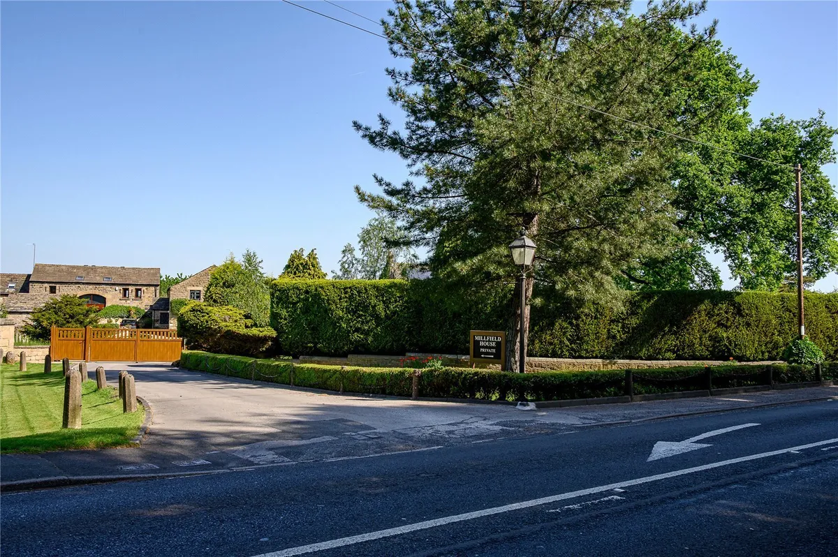 Harrogate Road, Leeds, LS17