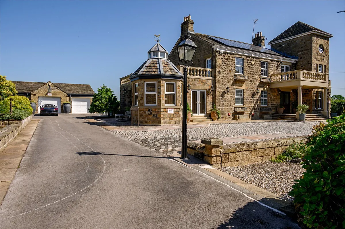 Harrogate Road, Leeds, LS17