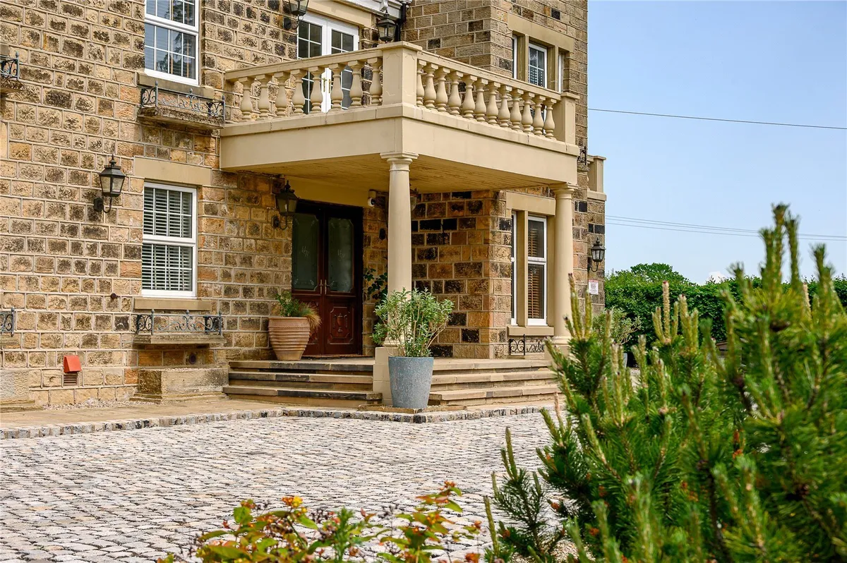 Harrogate Road, Leeds, LS17