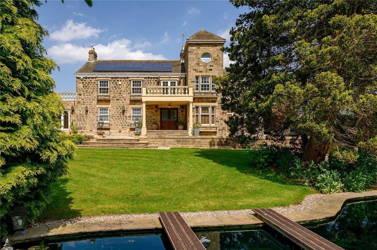 Harrogate Road, Leeds, LS17