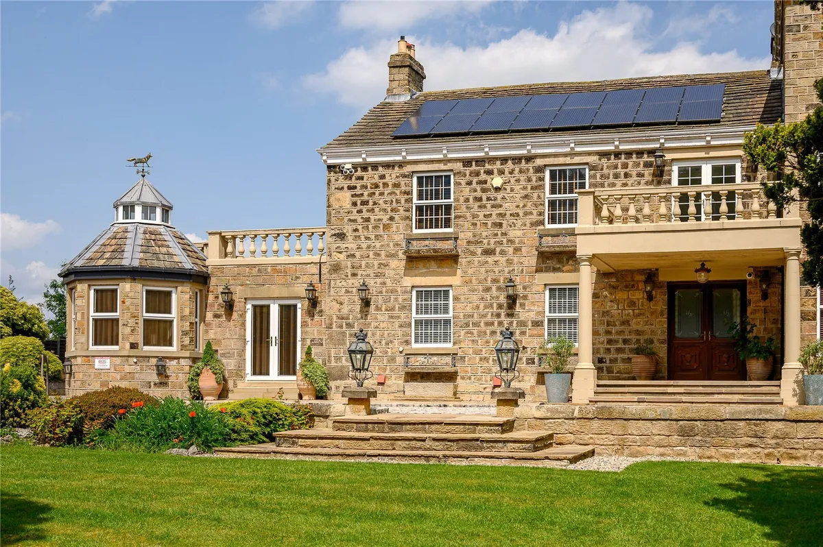 Harrogate Road, Leeds, LS17