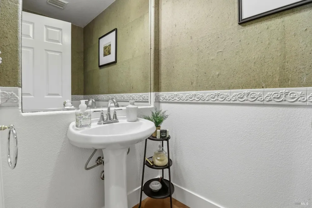 18 Richardson Rd, Novato, CA 94949
