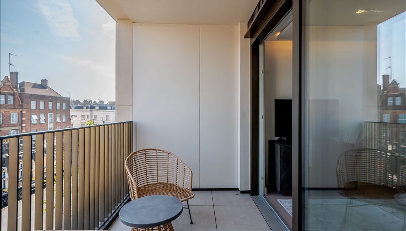 Luxury Two Bedroom Apartment To Let  Balcony  Concierge & Spa Facilities Image 3